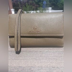Michael Kors wristlet wallet. Color Olive Green